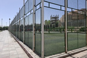 رنگ‌آمیزی و زیباسازی بصری محیط پیرامون زمین‌های چمن فوتبال بوستان نهج‌البلاغه
