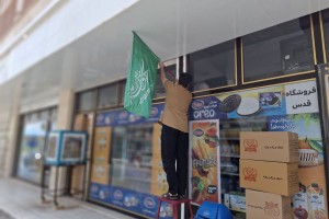 اجرای پویش «هر خانه یک پرچم» به مناسبت دهه امامت و ولایت در شهر صالحیه