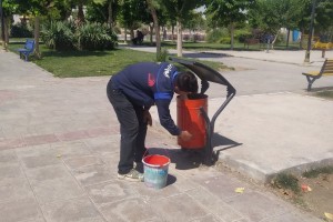 شاداب‌سازی و رنگ آمیزی مبلمان های پارکی سطح شهر صالحیه