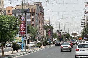 فضاسازی ویژه معابر اصلی شهر صالحیه به مناسبت ماه محرم با شعار «ایران حسین تا ابد پیروز است»
