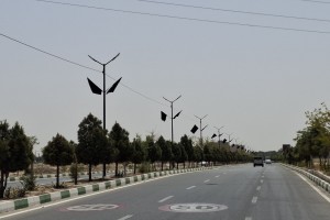 نصب پایه پرچم بر روی تیرهای روشنایی بلوار شهید صیاد شیرازی