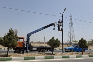 نصب پایه پرچم بر روی تیرهای روشنایی بلوار شهید صیاد شیرازی