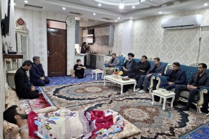 دیدار مدیریت شهری صالحیه به اتفاق امام جمعه شهرستان بهارستان با جانباز سرافراز میلاد احمدپور