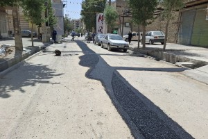 اجرای عملیات لکه‌گیری آسفالت نوار حفاری در خیابان 12 متری نسترن