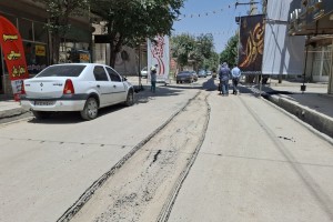 اجرای عملیات لکه‌گیری آسفالت نوار حفاری در خیابان 12 متری نسترن