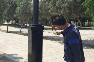 رنگ‌آمیزی 30 پایه چراغ در پارک ولایت در راستای شاداب‌سازی بوستان‌های شهری