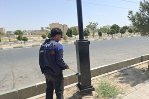 رنگ‌آمیزی 30 پایه چراغ در پارک ولایت در راستای شاداب‌سازی بوستان‌های شهری