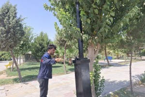 رنگ‌آمیزی 30 پایه چراغ در پارک ولایت در راستای شاداب‌سازی بوستان‌های شهری