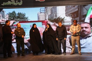  تجلیل از خانواده شهید مهدی خدائی در نمایش بزرگ فریدا 