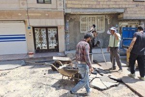 آغاز عملیات زیرسازی جهت لکه‌گیری آسفالت کوچه نگارستان یازدهم