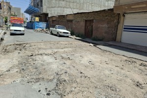 آغاز عملیات زیرسازی جهت لکه‌گیری آسفالت کوچه نگارستان یازدهم