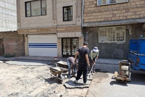 آغاز عملیات زیرسازی جهت لکه‌گیری آسفالت کوچه نگارستان یازدهم