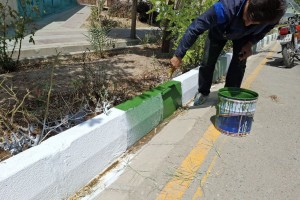 اجرای عملیات رنگ‌آمیزی و بازپیرایی جداول فاز اول بوستان نهج‌البلاغه 