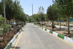 اجرای عملیات رنگ‌آمیزی و بازپیرایی جداول فاز اول بوستان نهج‌البلاغه 