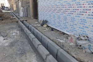 ادامه عملیات جدول‌گذاری و احداث نهر در گذر عرفان سوم