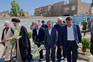 غبارروبی و گل‌افشانی مزار شهدای امامزاده باقر(ع)؛ تجدید عهد مسئولان بهارستان با آرمان‌های شهدا در آخرین روز از هفته دولت