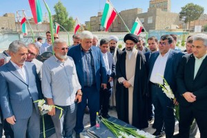 غبارروبی و گل‌افشانی مزار شهدای امامزاده باقر(ع)؛ تجدید عهد مسئولان بهارستان با آرمان‌های شهدا در آخرین روز از هفته دولت