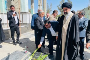 غبارروبی و گل‌افشانی مزار شهدای امامزاده باقر(ع)؛ تجدید عهد مسئولان بهارستان با آرمان‌های شهدا در آخرین روز از هفته دولت