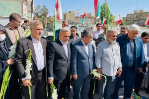 غبارروبی و گل‌افشانی مزار شهدای امامزاده باقر(ع)؛ تجدید عهد مسئولان بهارستان با آرمان‌های شهدا در آخرین روز از هفته دولت