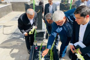 غبارروبی و گل‌افشانی مزار شهدای امامزاده باقر(ع)؛ تجدید عهد مسئولان بهارستان با آرمان‌های شهدا در آخرین روز از هفته دولت