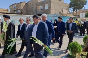 غبارروبی و گل‌افشانی مزار شهدای امامزاده باقر(ع)؛ تجدید عهد مسئولان بهارستان با آرمان‌های شهدا در آخرین روز از هفته دولت