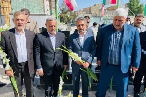 غبارروبی و گل‌افشانی مزار شهدای امامزاده باقر(ع)؛ تجدید عهد مسئولان بهارستان با آرمان‌های شهدا در آخرین روز از هفته دولت
