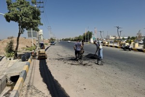 اجرای عملیات لکه‌گیری نوار حفاری در جاده امامزاده باقر(ع)  