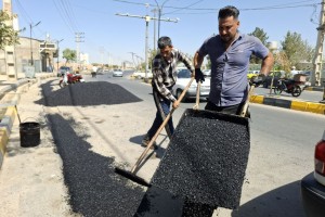 اجرای عملیات لکه‌گیری نوار حفاری در جاده امامزاده باقر(ع)  