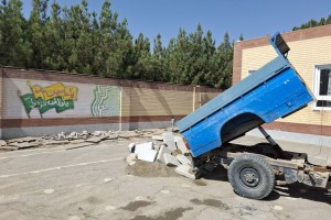 ساخت باغچه در مدرسه نورالزهرا(س)؛ گامی در راستای زیباسازی محیط آموزشی  