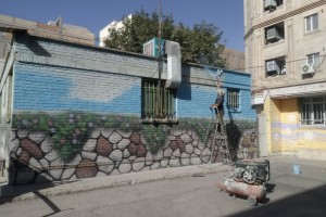 زیباسازی مدرسه حضرت آمنه(س) با رنگ‌آمیزی، نقاشی و دیوارنویسی هنری