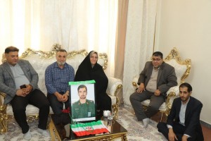 دیدار صمیمی مدیران شهر صالحیه و مسئولین شهرستان بهارستان با خانواده شهید مهدی خدائی 