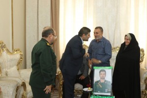 دیدار صمیمی مدیران شهر صالحیه و مسئولین شهرستان بهارستان با خانواده شهید مهدی خدائی 