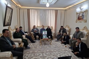 دیدار صمیمی مدیران شهر صالحیه و مسئولین شهرستان بهارستان با خانواده شهید مهدی خدائی 