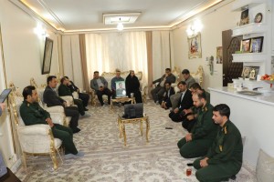دیدار صمیمی مدیران شهر صالحیه و مسئولین شهرستان بهارستان با خانواده شهید مهدی خدائی 