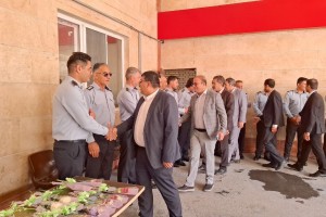 به احترام قهرمانان خاموش؛ اهدای گل به آتشنشانان شهر صالحیه