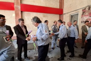 به احترام قهرمانان خاموش؛ اهدای گل به آتشنشانان شهر صالحیه