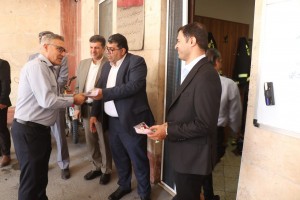 به احترام قهرمانان خاموش؛ اهدای گل به آتشنشانان شهر صالحیه