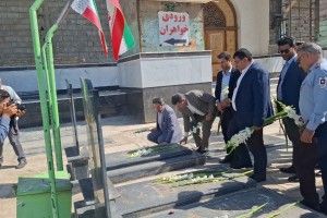 آیین گل‌افشانی مزار شهدای شهر صالحیه در آستان امامزاده باقر(ع) به مناسبت روز ملی آتش‌نشانی و ایمنی