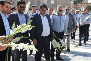 آیین گل‌افشانی مزار شهدای شهر صالحیه در آستان امامزاده باقر(ع) به مناسبت روز ملی آتش‌نشانی و ایمنی