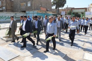 آیین گل‌افشانی مزار شهدای شهر صالحیه در آستان امامزاده باقر(ع) به مناسبت روز ملی آتش‌نشانی و ایمنی
