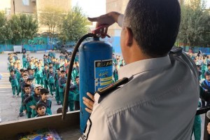  آموزش ایمنی و کار با خاموش‌کننده‌های دستی در مدارس توسط آتش‌نشانی شهرداری صالحیه