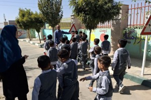 یادگیری علائم و تابلوهای ترافیکی دانش‌آموزان دبستان برهان علم در پارک آموزش ترافیک 