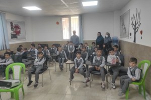 یادگیری علائم و تابلوهای ترافیکی دانش‌آموزان دبستان برهان علم در پارک آموزش ترافیک 