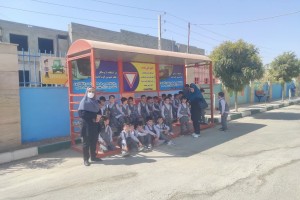 یادگیری علائم و تابلوهای ترافیکی دانش‌آموزان دبستان برهان علم در پارک آموزش ترافیک 