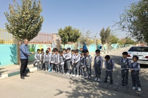 یادگیری علائم و تابلوهای ترافیکی دانش‌آموزان دبستان برهان علم در پارک آموزش ترافیک 