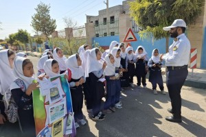 برگزاری اردوی آموزش مقررات و تابلوهای راهنمایی و رانندگی ویژه دانش‌آموزان همیار پلیس در صالحیه