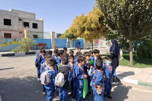 آموزش فرهنگ ترافیک به دانش‌آموزان پایه اول دبستان سبحان شهر گلستان در پارک آموزش ترافیک  