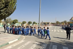 آموزش فرهنگ ترافیک به دانش‌آموزان پایه اول دبستان سبحان شهر گلستان در پارک آموزش ترافیک  