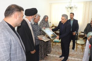 دیدار شهردار و رئیس شورای اسلامی شهر صالحیه به همراه جمعی از مسئولان شهرستان بهارستان با دو تن از جانبازان سرافراز دفاع مقدس
