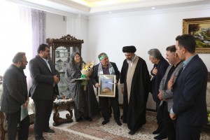 دیدار شهردار و رئیس شورای اسلامی شهر صالحیه به همراه جمعی از مسئولان شهرستان بهارستان با دو تن از جانبازان سرافراز دفاع مقدس